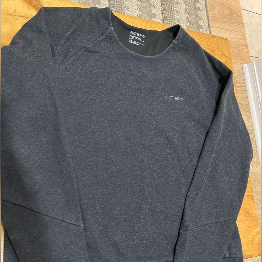 Arc’teryx crew neck lightweight sweatshirt